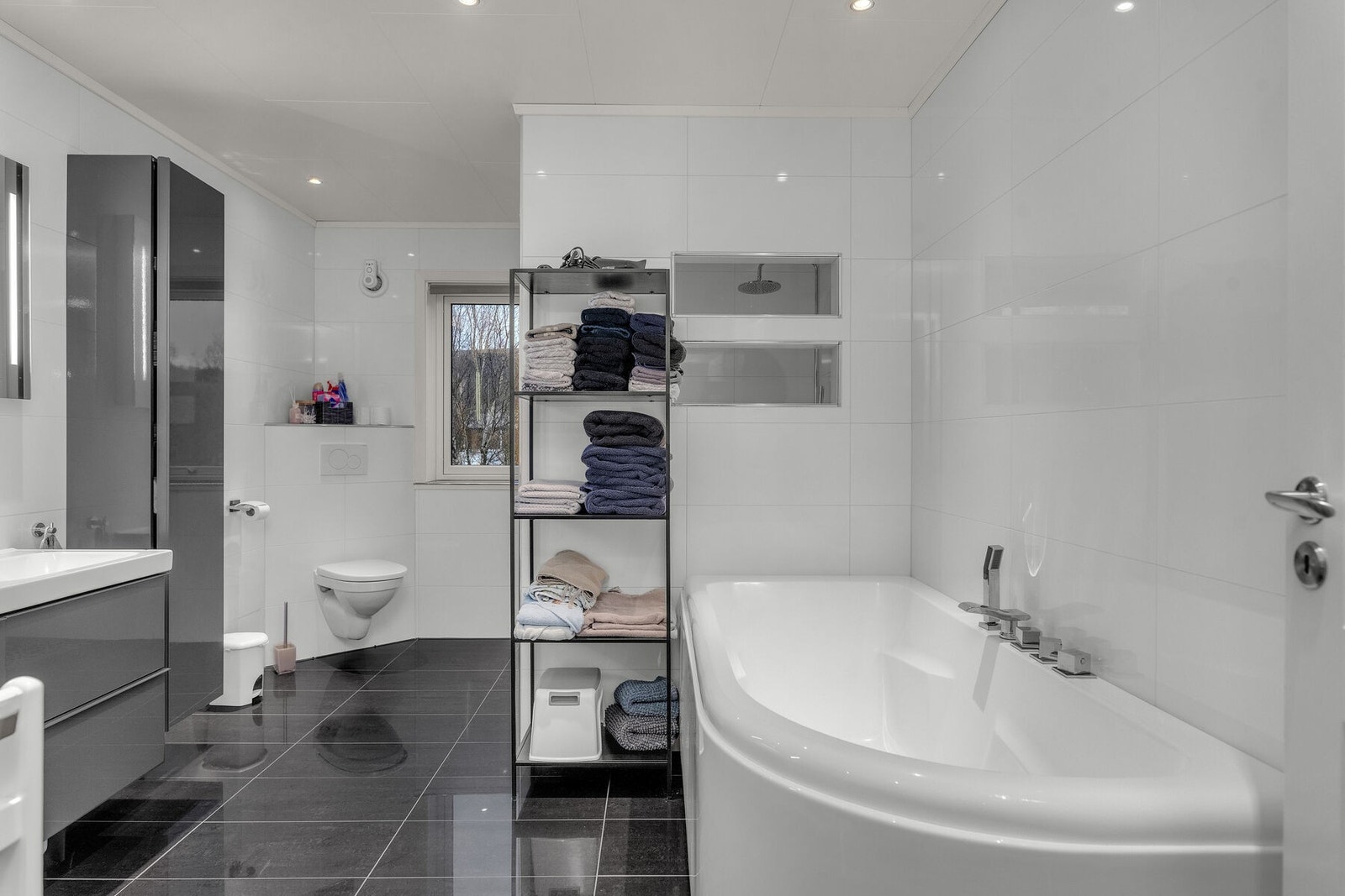 Hovedbadet ligger i boligens 2. etasje. Galleribilde