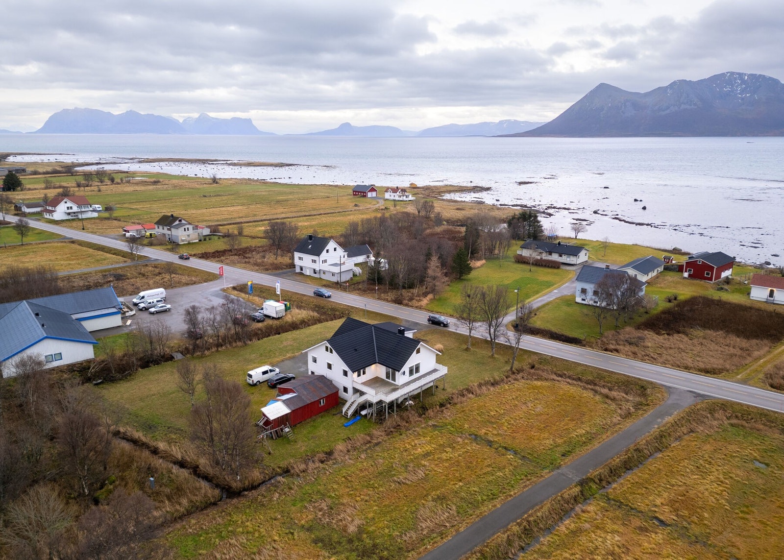 Nærhet til utmarka som er godt tilrettelagt for fritidsaktiviteter med bl.a. lavvo og lysløype. Galleribilde