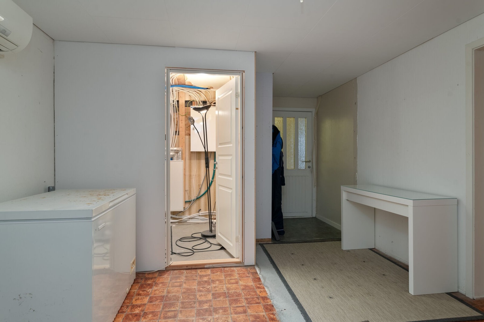 Mellomgang med adkomst til teknisk rom. Galleribilde
