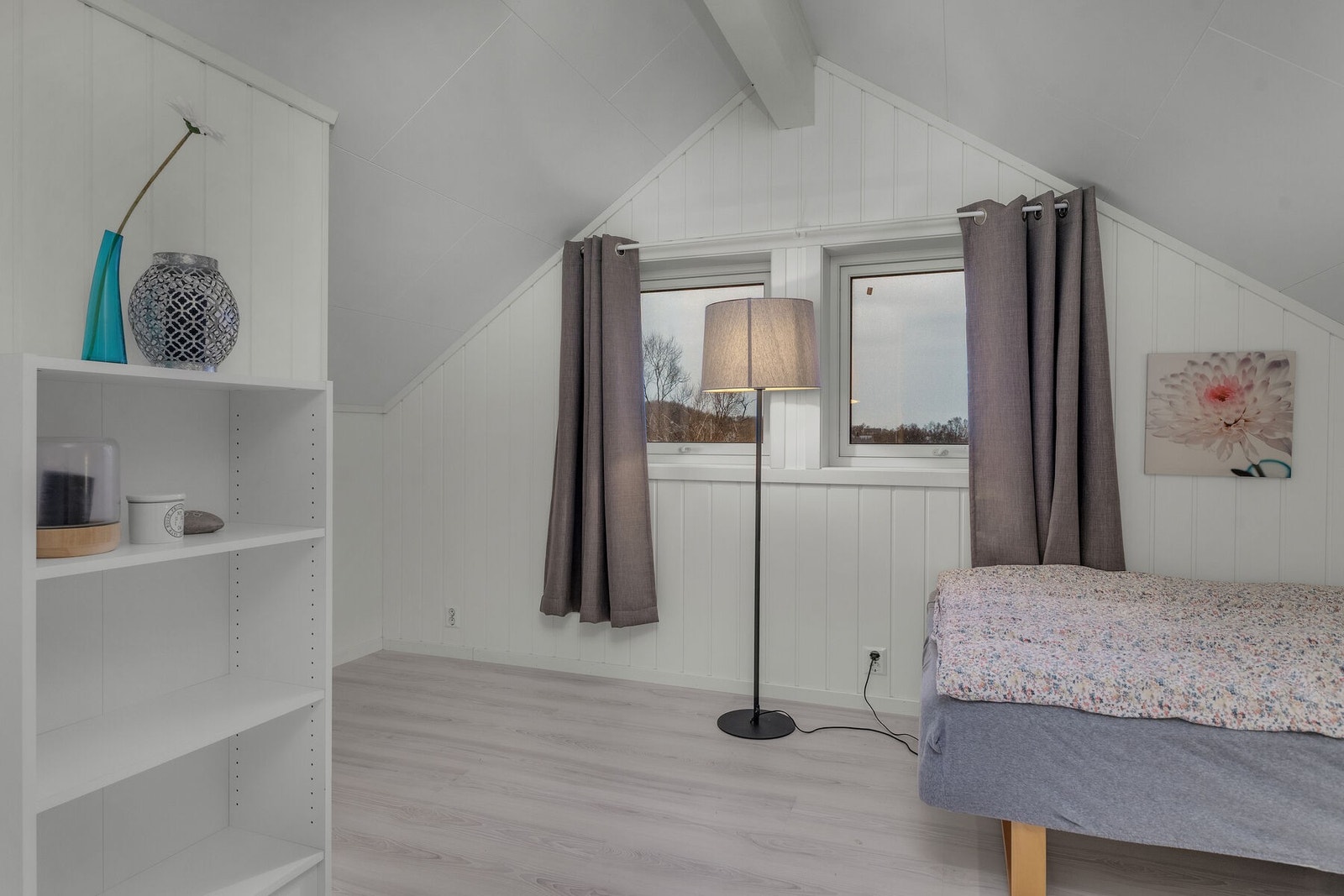Lyst og trivelig soverom med god plass til diverse møblering. Galleribilde