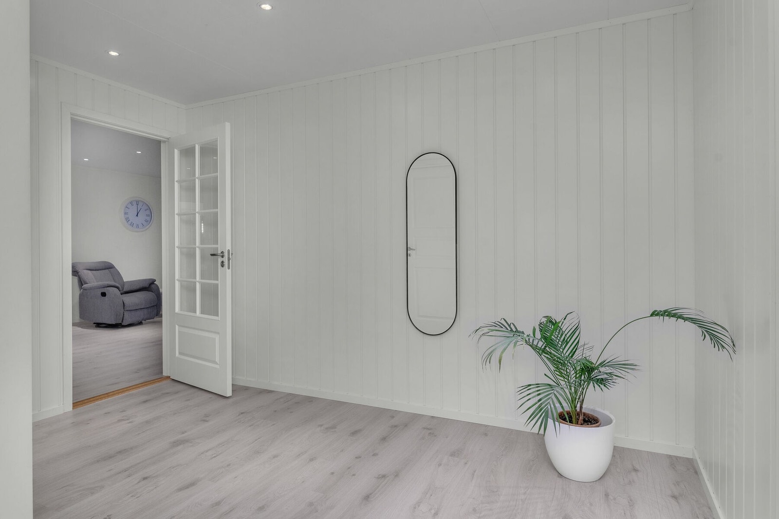 Deler av boligen har vannbåren gulvvarme, bl.a. stue/kjøkken, gang og bad i 2. etasje samt hall og vaskerom i 1. etasje. Galleribilde