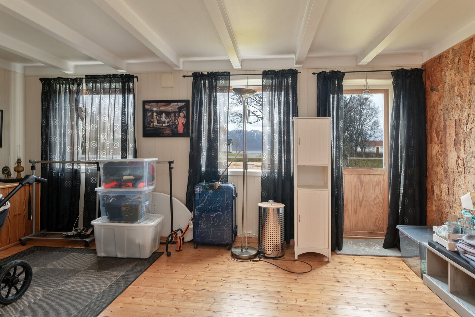 Disponibelt rom i 1. etasje med egen utgang. Galleribilde