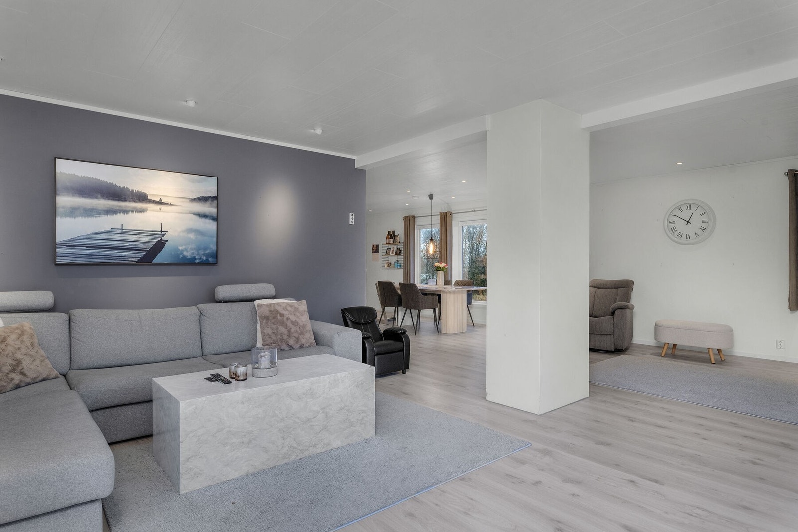 Den store stuen har plass til flere møbleringssoner. Galleribilde