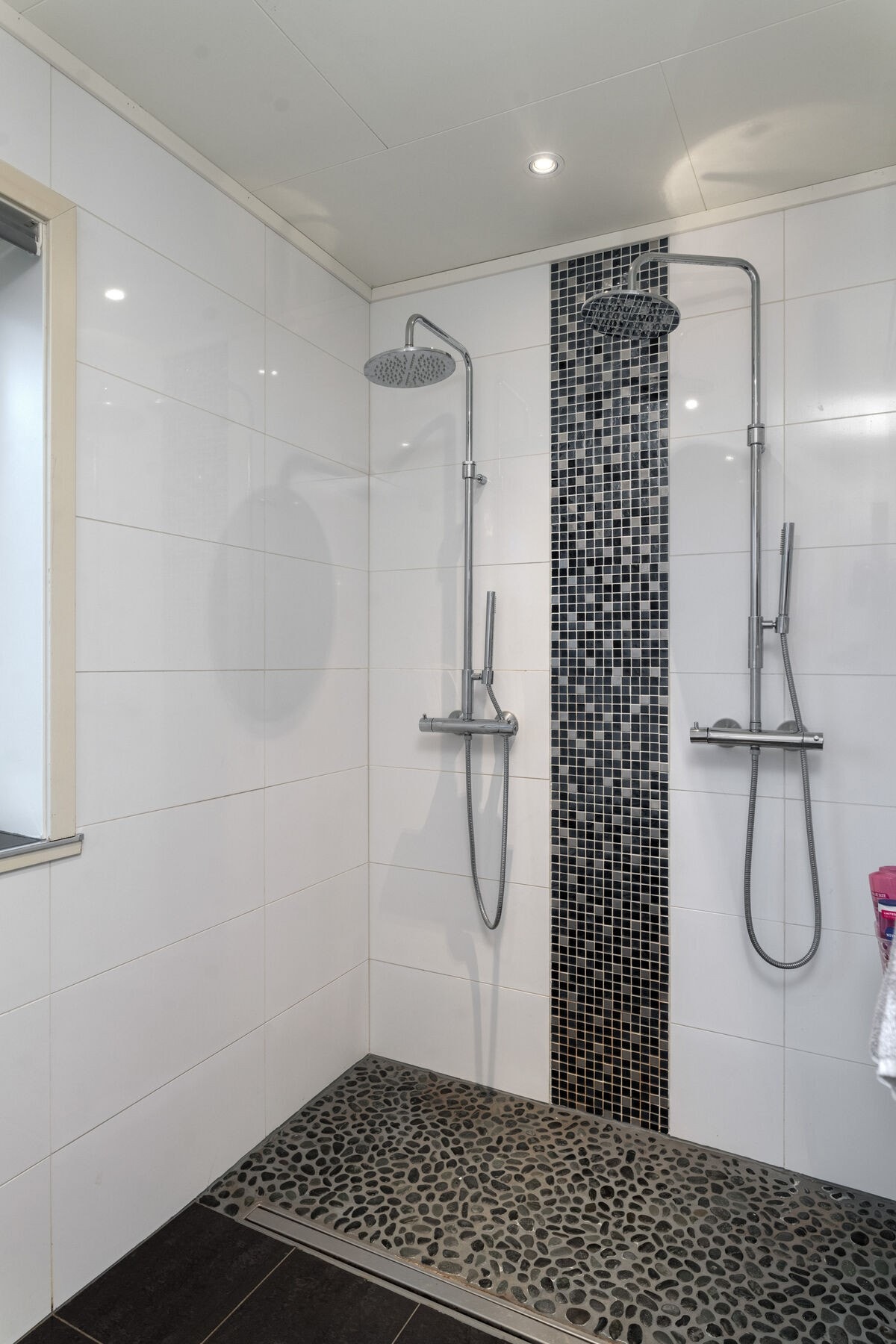 Hovedbadet er i tillegg til badekar også innredet med dobbel dusj - En detalj som sørger for hverdagsluksus! Galleribilde