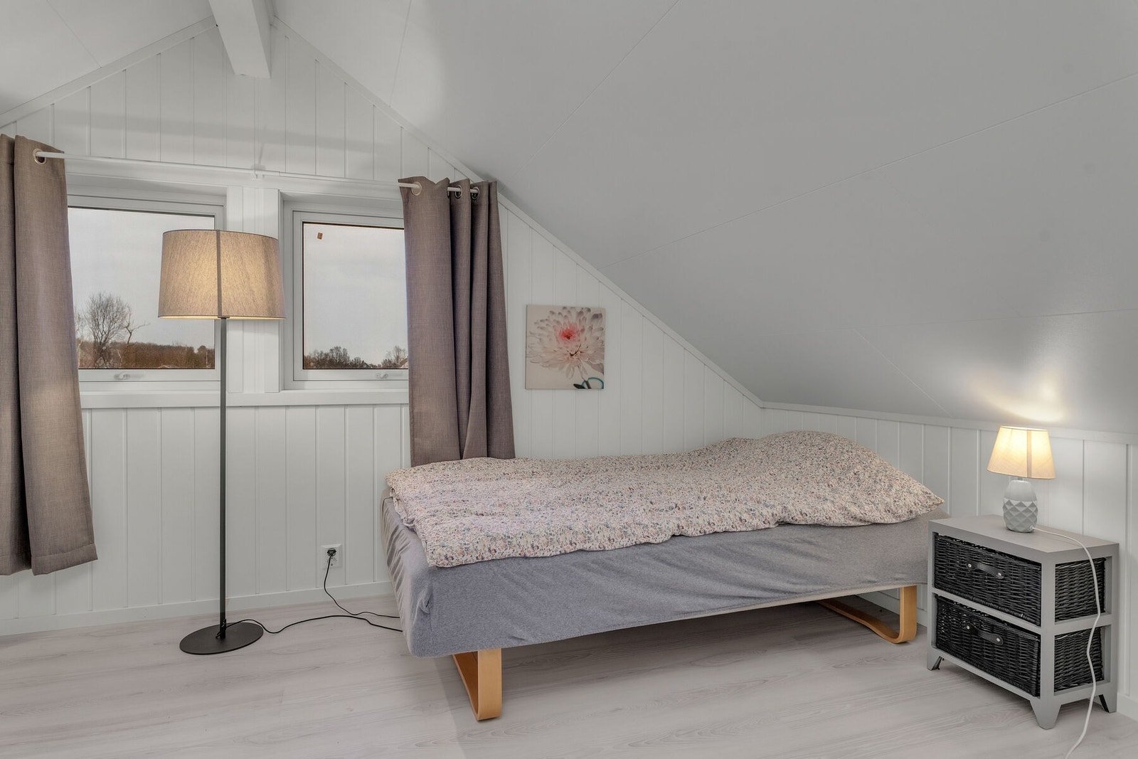 Soverom i loftsetasjen av god størrelse. Galleribilde