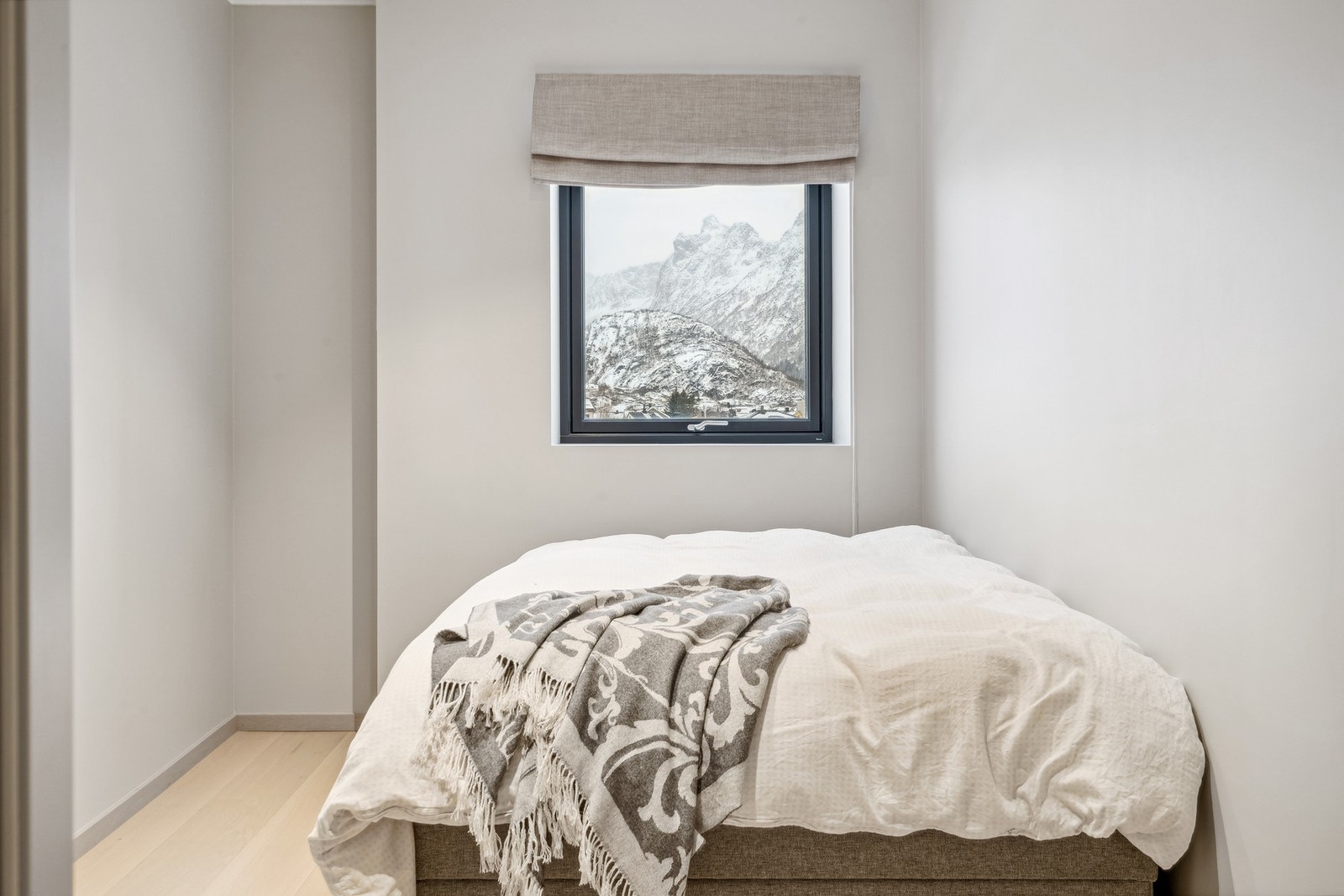 Soverom 1 med plass til seng og mindre garderobe. Galleribilde