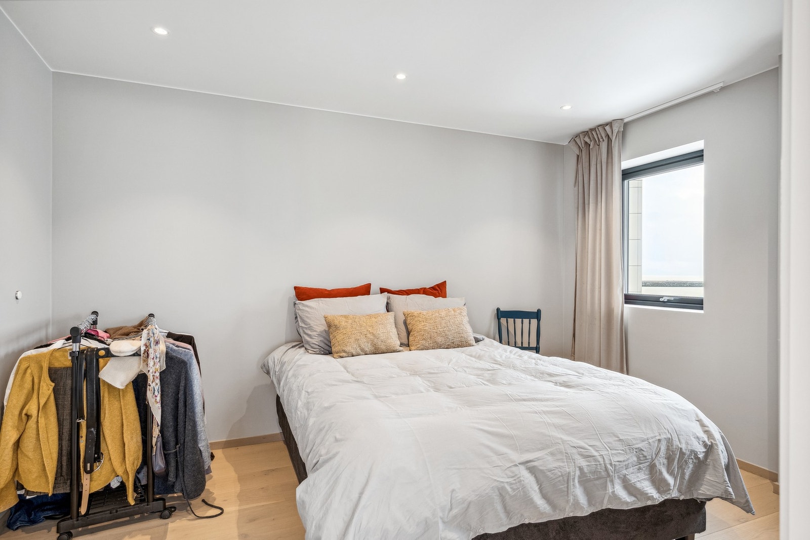 Det store soverommet har plass til både dobbeltseng og garderobe. Galleribilde