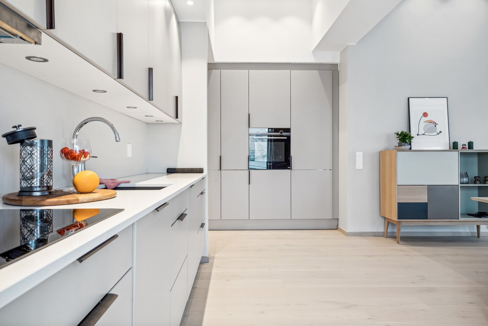 Benkeplate i komposittstein som er sterk og vedlikeholdsfri. Godt arbeidslys med spotter under overskap. Galleribilde