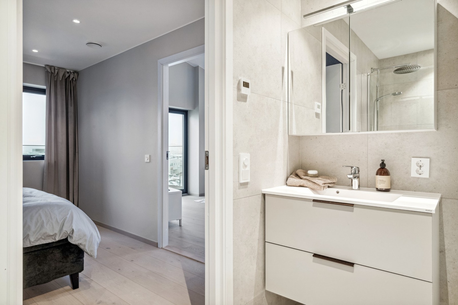 På bad to er det servant, toalett, dusjhjørne og downlights i tak Galleribilde