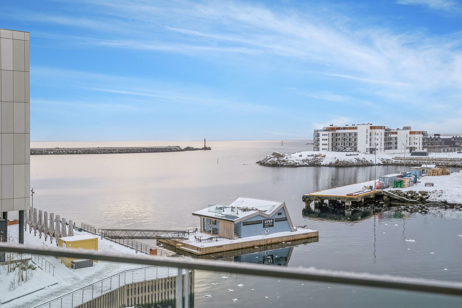 Fra balkongen har du oversikt over badstuen og når hurtigruten kommer inn. Galleribilde