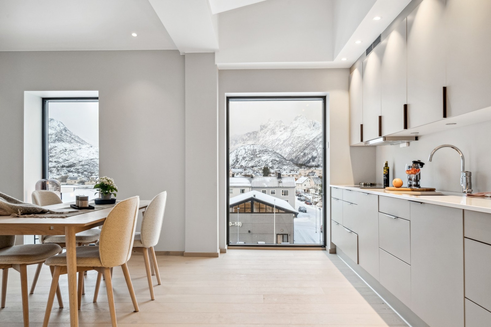 Godt med lagringsplass i overskap og skuffer samt meget bra arbeidsplass på benk og mye lys fra vinduer og spotter. Galleribilde