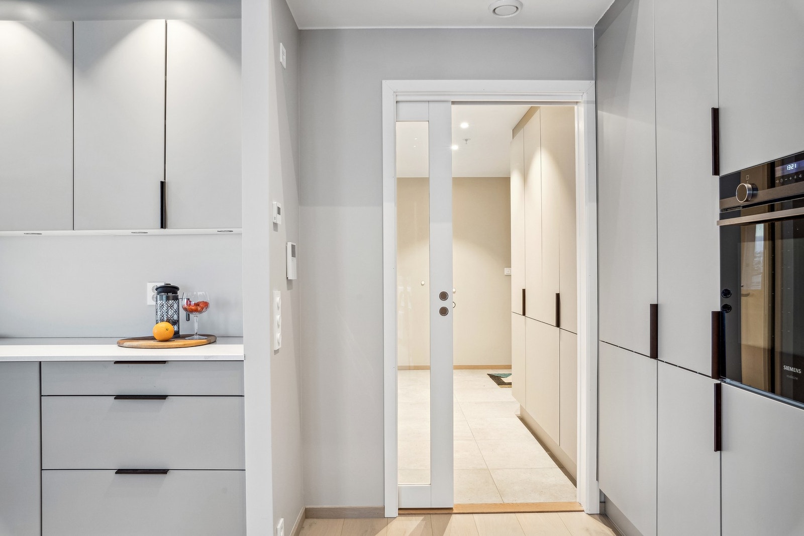 Kjøkkenet fortsetter på andre veggen med stekeovn og kjøl/fryseskap. Galleribilde