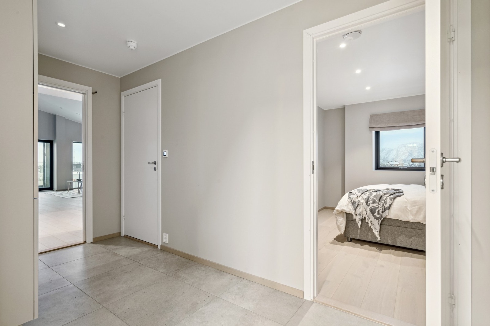 Velkommen inn til flislagt gang med vannbåren varme. Galleribilde