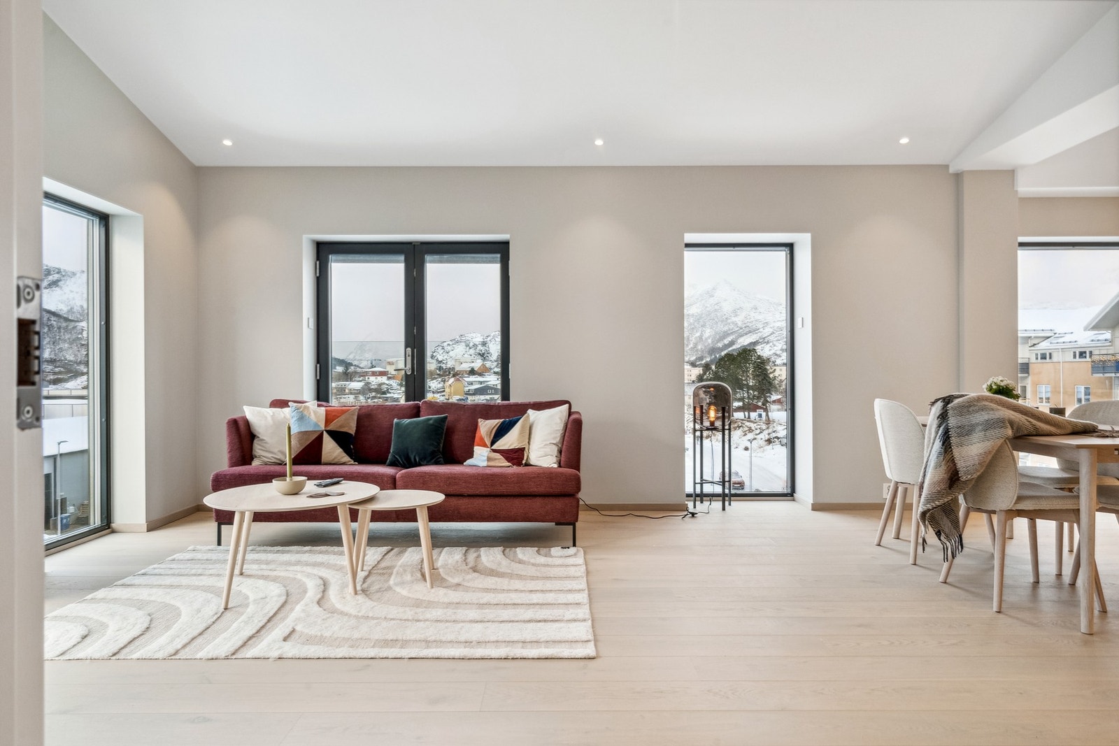 Store vindusflater og dører gir godt med naturlig lys inn fra flere vinkler. Galleribilde