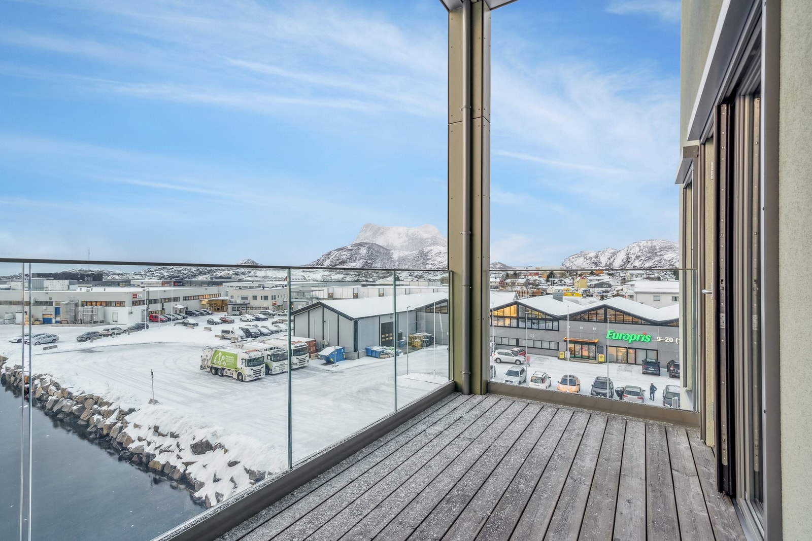 Balkong med nydelig utsikt over hav og fjell Galleribilde