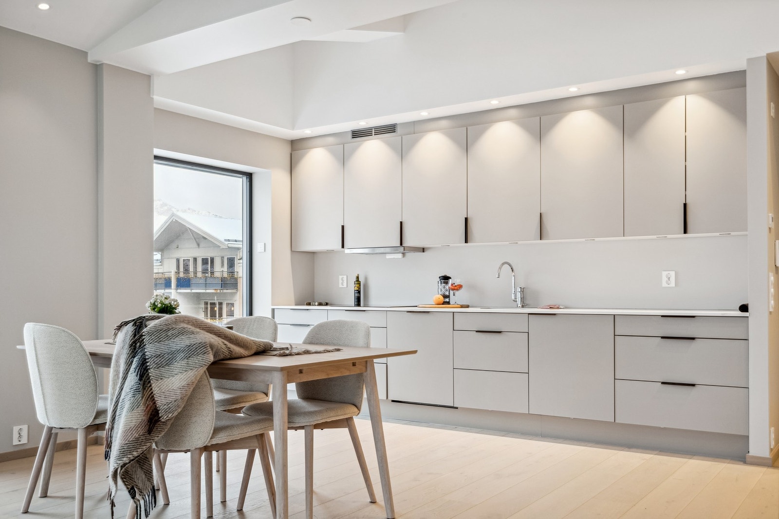 God plass til spisegruppe som kan møbleres på flere måter. Galleribilde