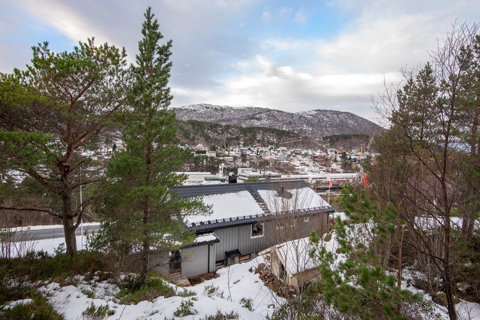 Boligen ligger sør for Brattvåg sentrum. Galleribilde