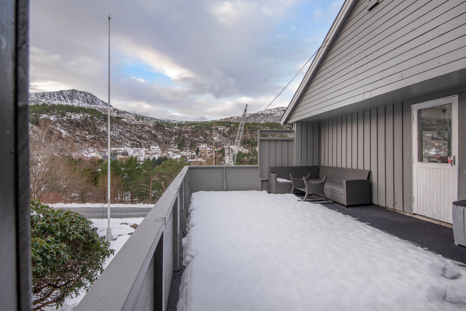 Det er utgang til sydvendt veranda fra stue. Galleribilde