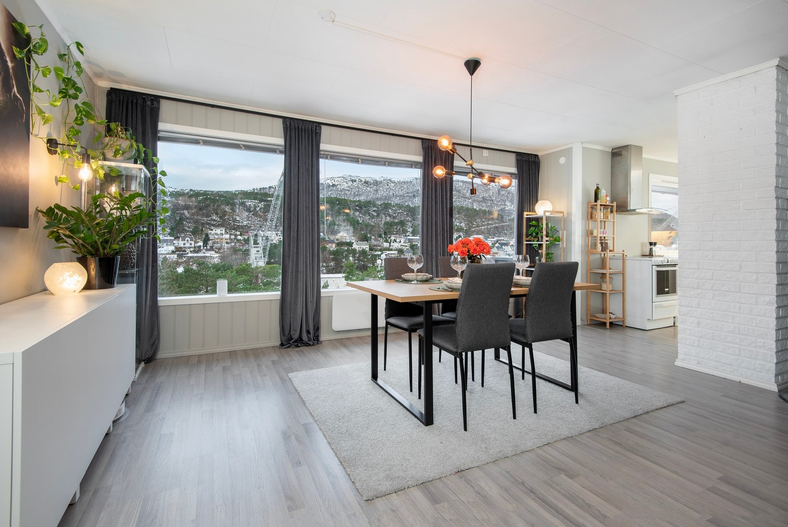 Boligen byr på en flott utsikt. Galleribilde