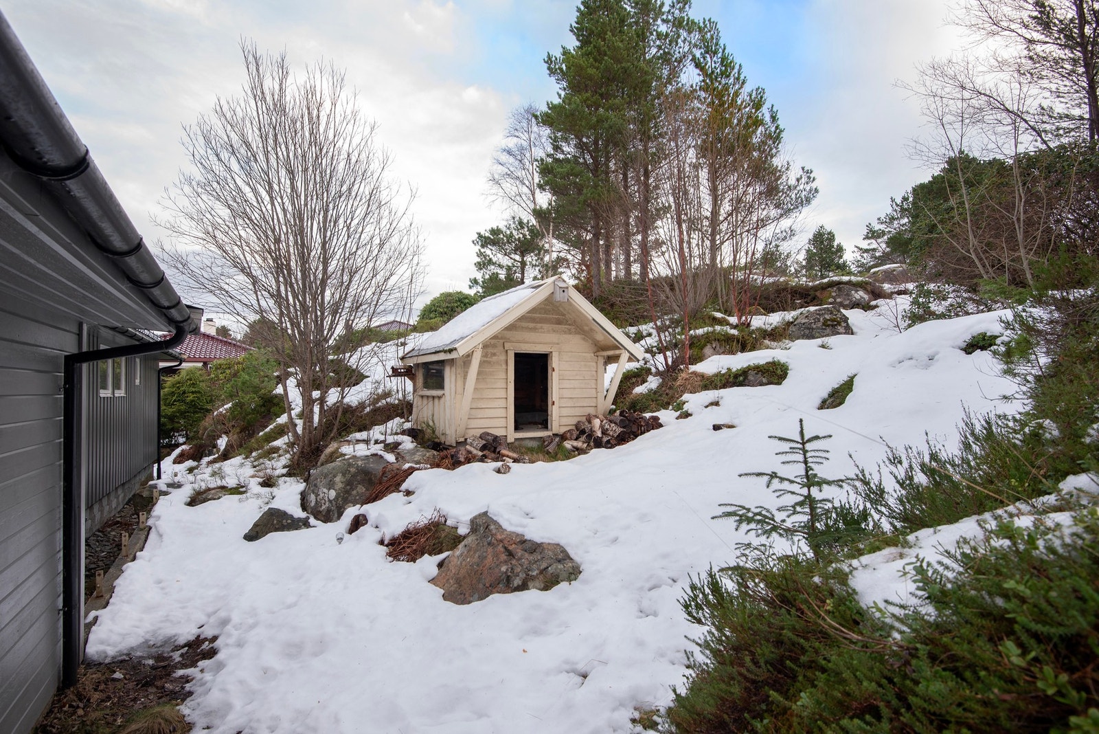 Deler av tomten er naturtomt. Galleribilde