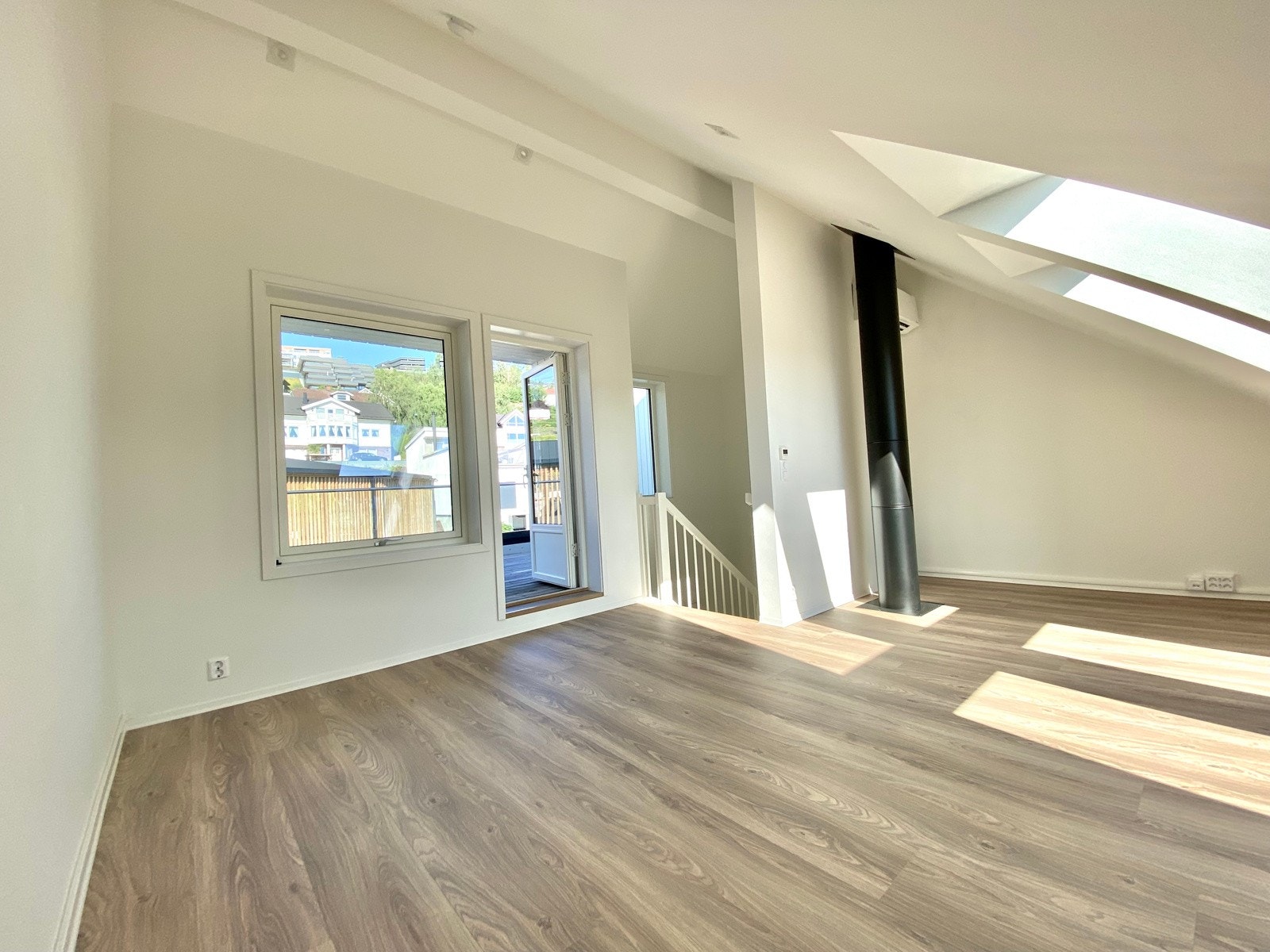 Særpreg med skråtak og 4 store takvinduer med spektakulær utsikt | utgang til terrasse mot vest Galleribilde