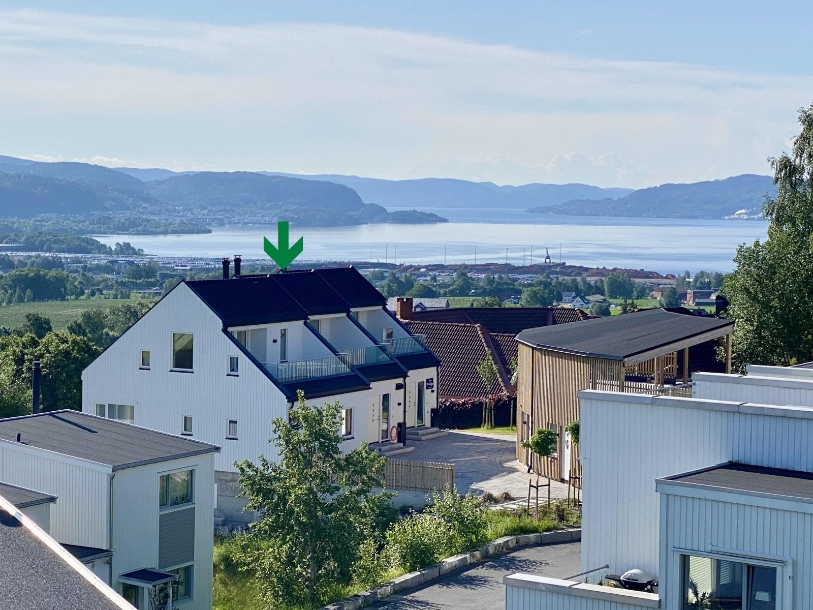 Boligen er over 3 plan med 3 soverom, stue + loftsstue, stort bad/wc, gjestetoalett, vaskerom og stor (14 kvm) sportsbod | 1 carport og 1 biloppstillingsplass Galleribilde