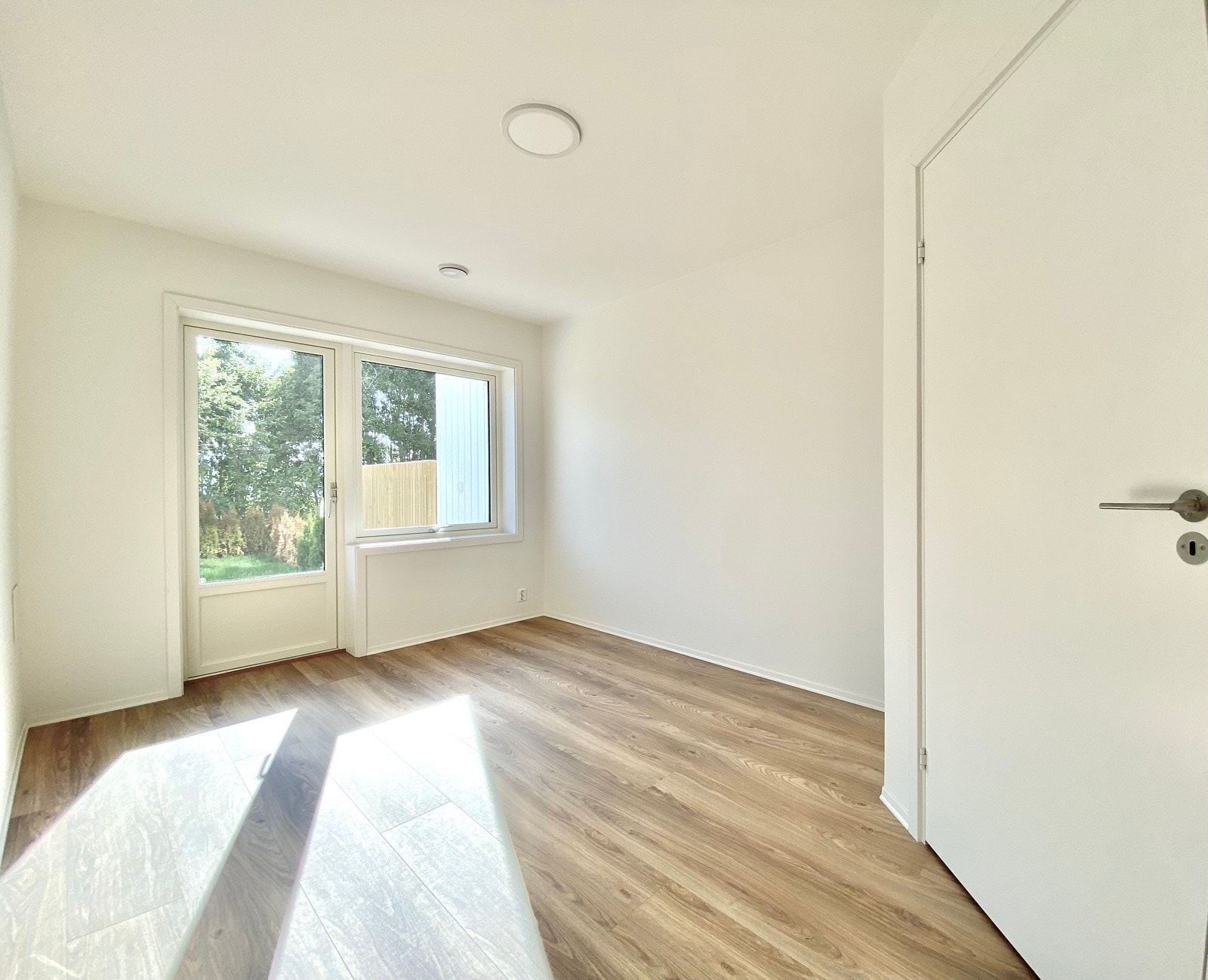 Soverom 2 har utgang til hagen og tilgang til egen bod / walk in closet Galleribilde