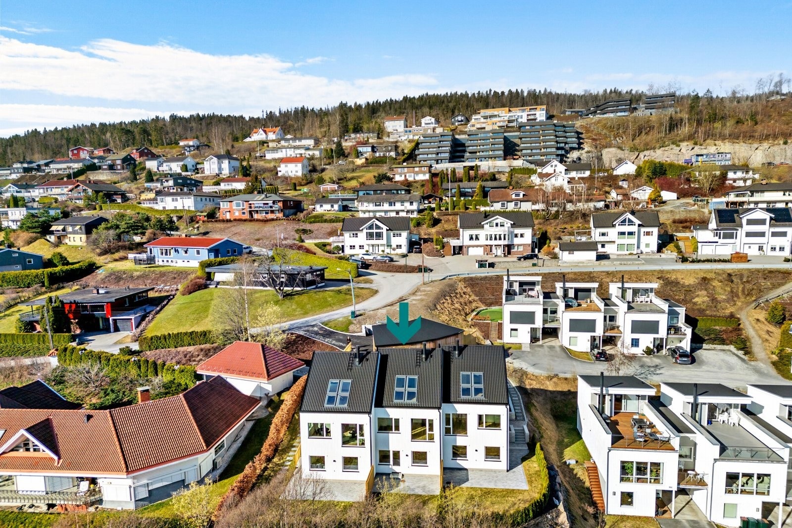 Denne kjedede eneboligen har en gustig plassering i midtre del av Stoppenkollen i etablert barnevennlig boligstrøk Galleribilde