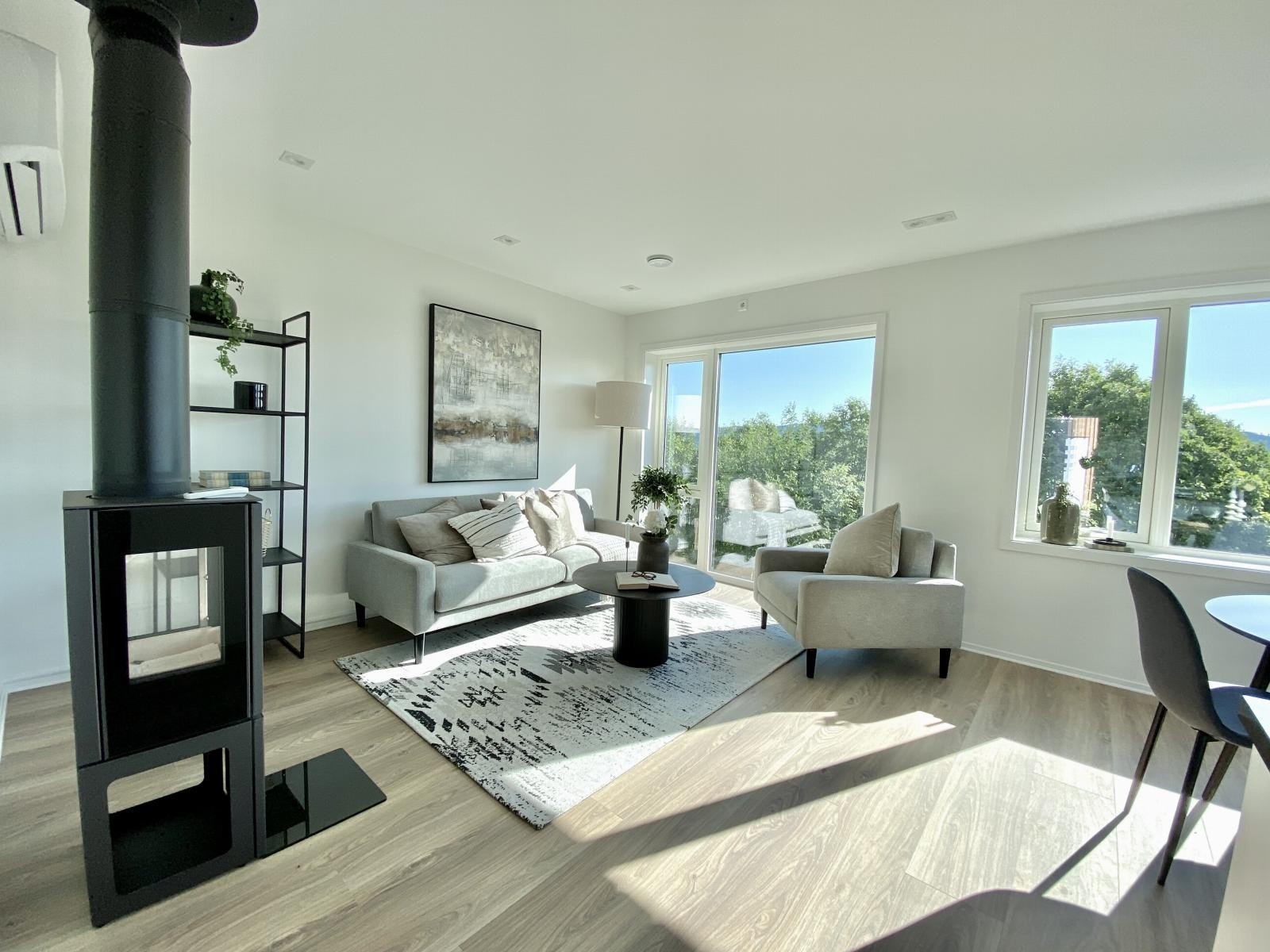 Stue med spisestue med fin utsikt med peisovn og aircondition Galleribilde