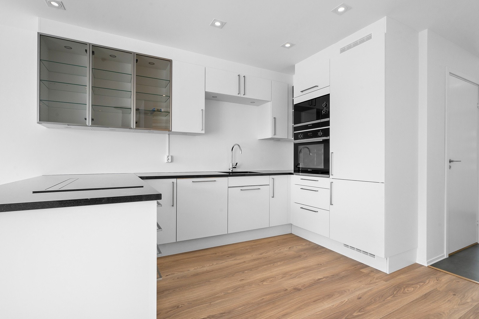 Integrerte hvitevarer | utstrakt bruk av downlights i tak i boligen Galleribilde