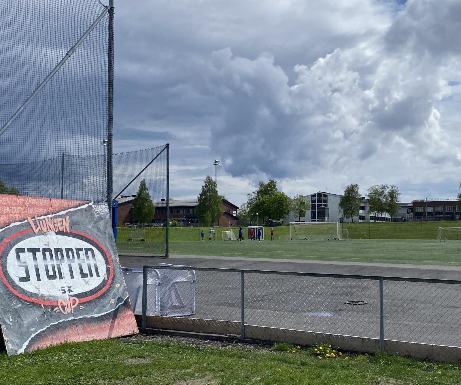 Gåavstand / 800 meter til Stoppen idrettsanlegg med fotballbaner og Reistad Arena Galleribilde