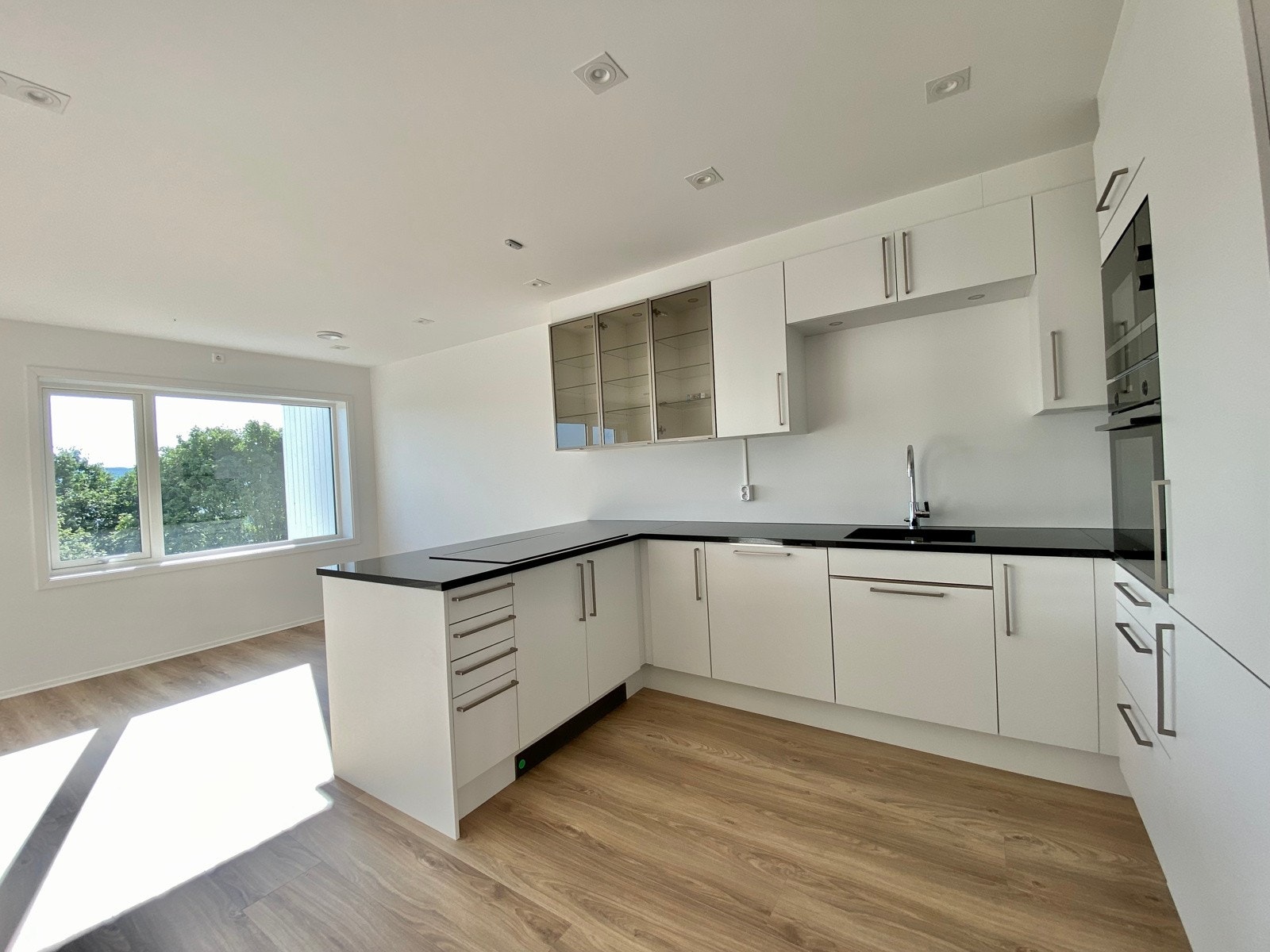 Moderne lekkert Sigdal kjøkken med integrerte hvitevarer Galleribilde