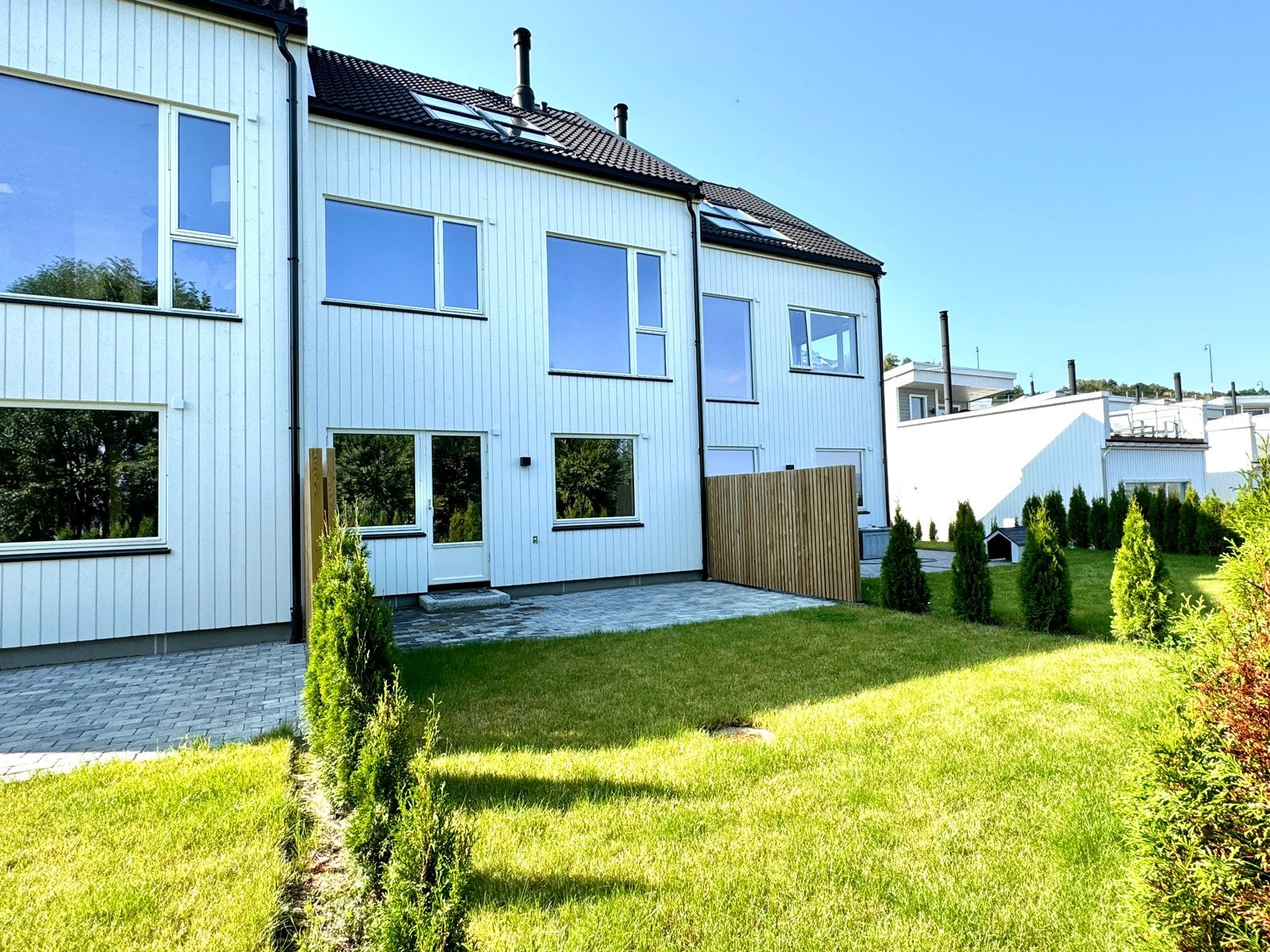 Pent opparbeidet lettstelt hage med hekk og steinsatt uteplass Galleribilde