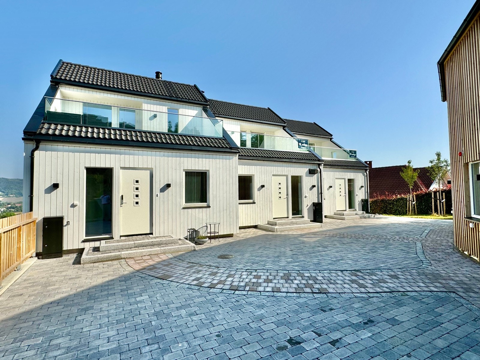 Meget pent opparbeidede fellesarealer ved inngangspartiet | selve området rundt inngangspartiet ansees å være privat sone (se kartskisse med fordeling) Galleribilde