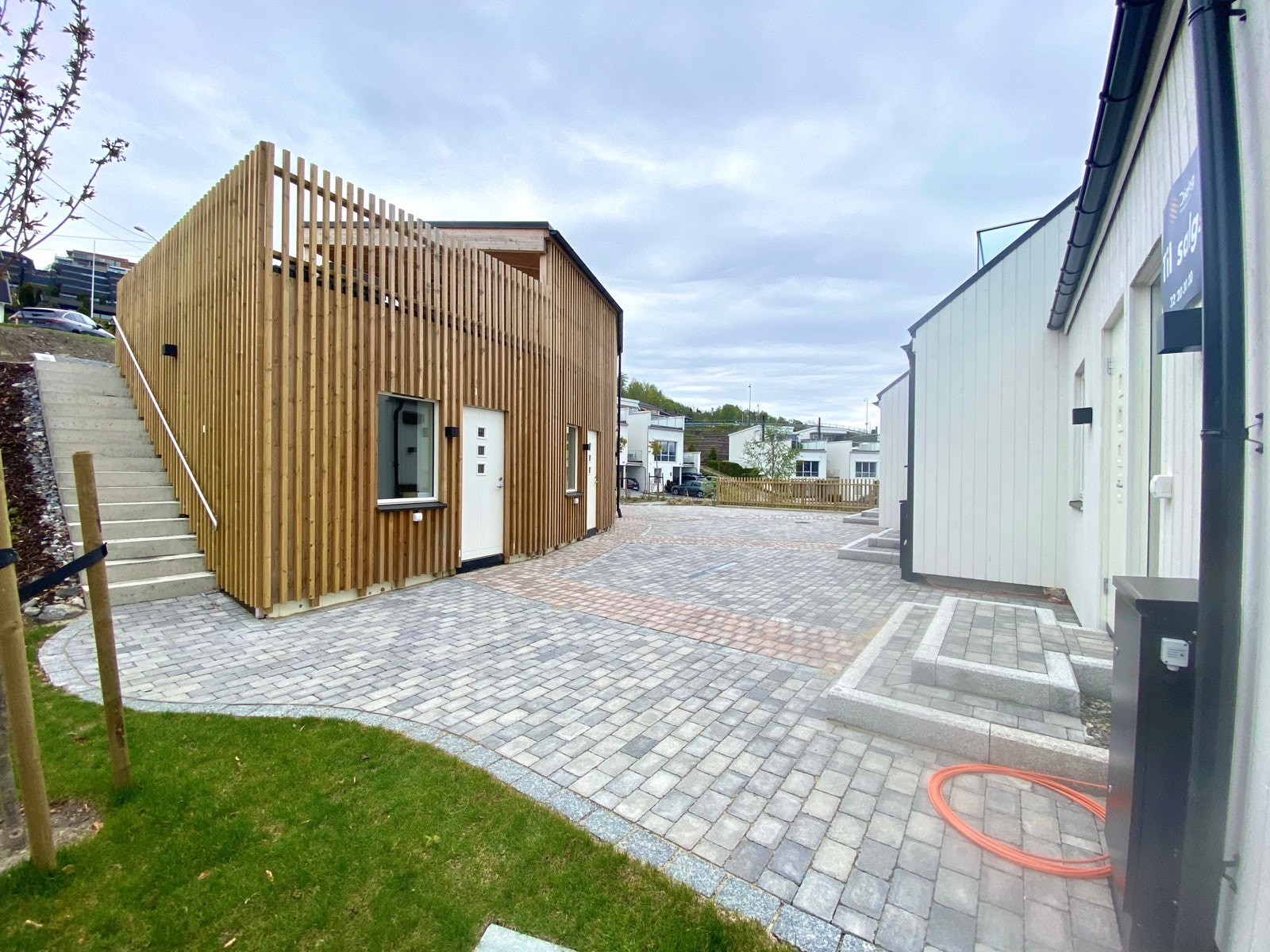 Meget pent opparbeidede utearealer ved inngangspartiet (se seksjoneringskart som viser fordeling av utearealene) Galleribilde