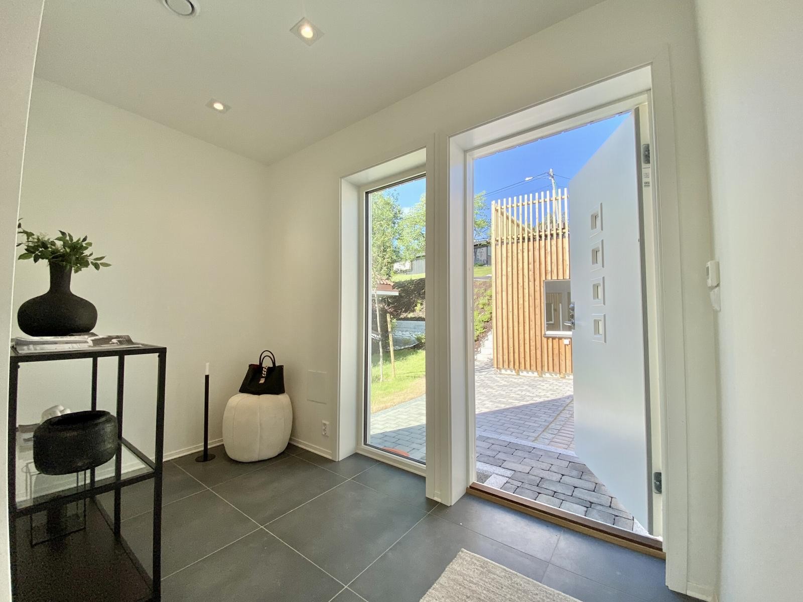 Vindfang/entré med god plass til garderobe Galleribilde