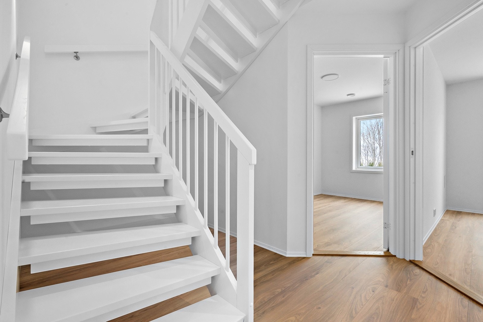 Trappehall med elegant hvitmalt trapp Galleribilde