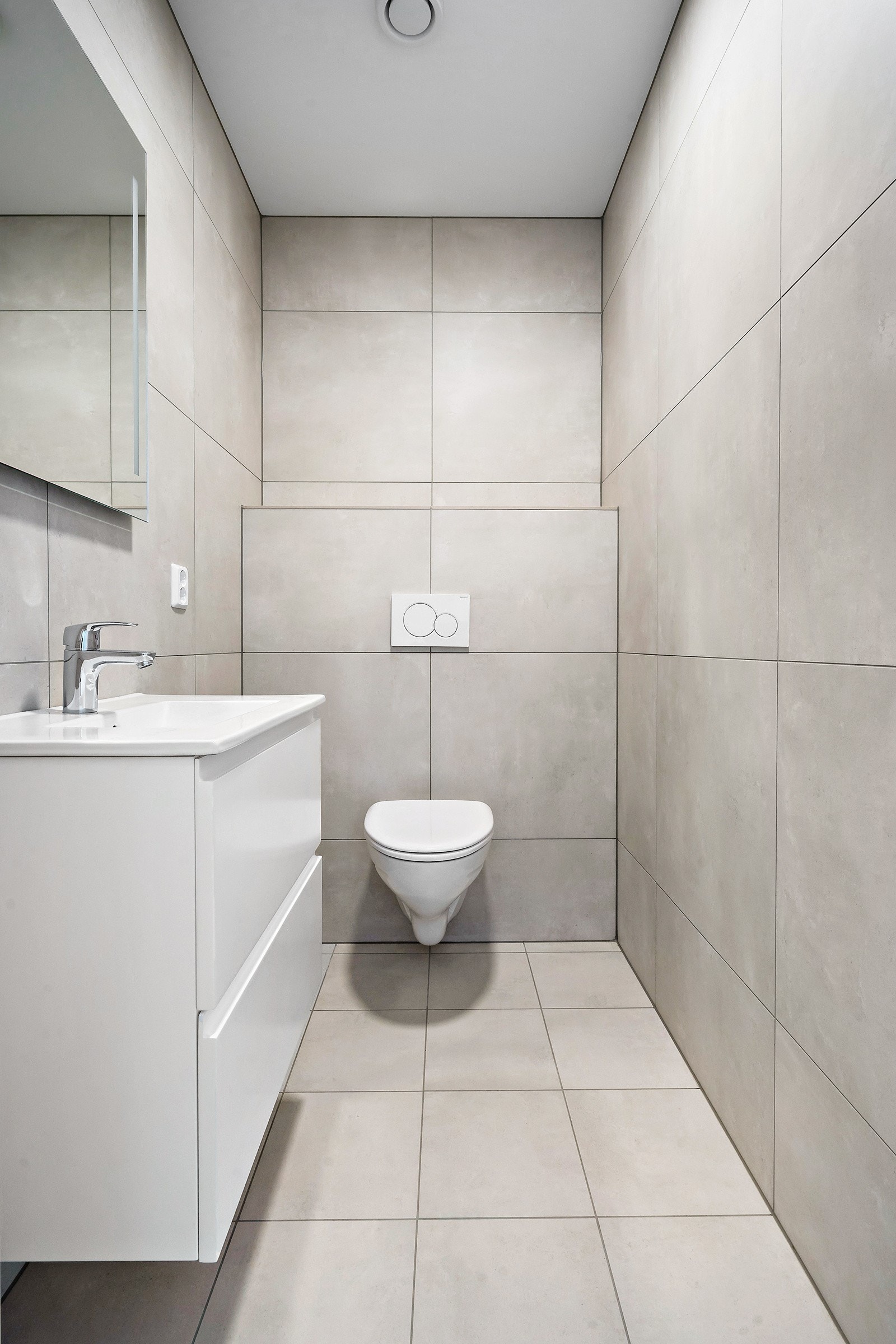 Gjestetoalett med innredning og armaturer (Vikingbad) av god kvalitet og storformat fliser Galleribilde