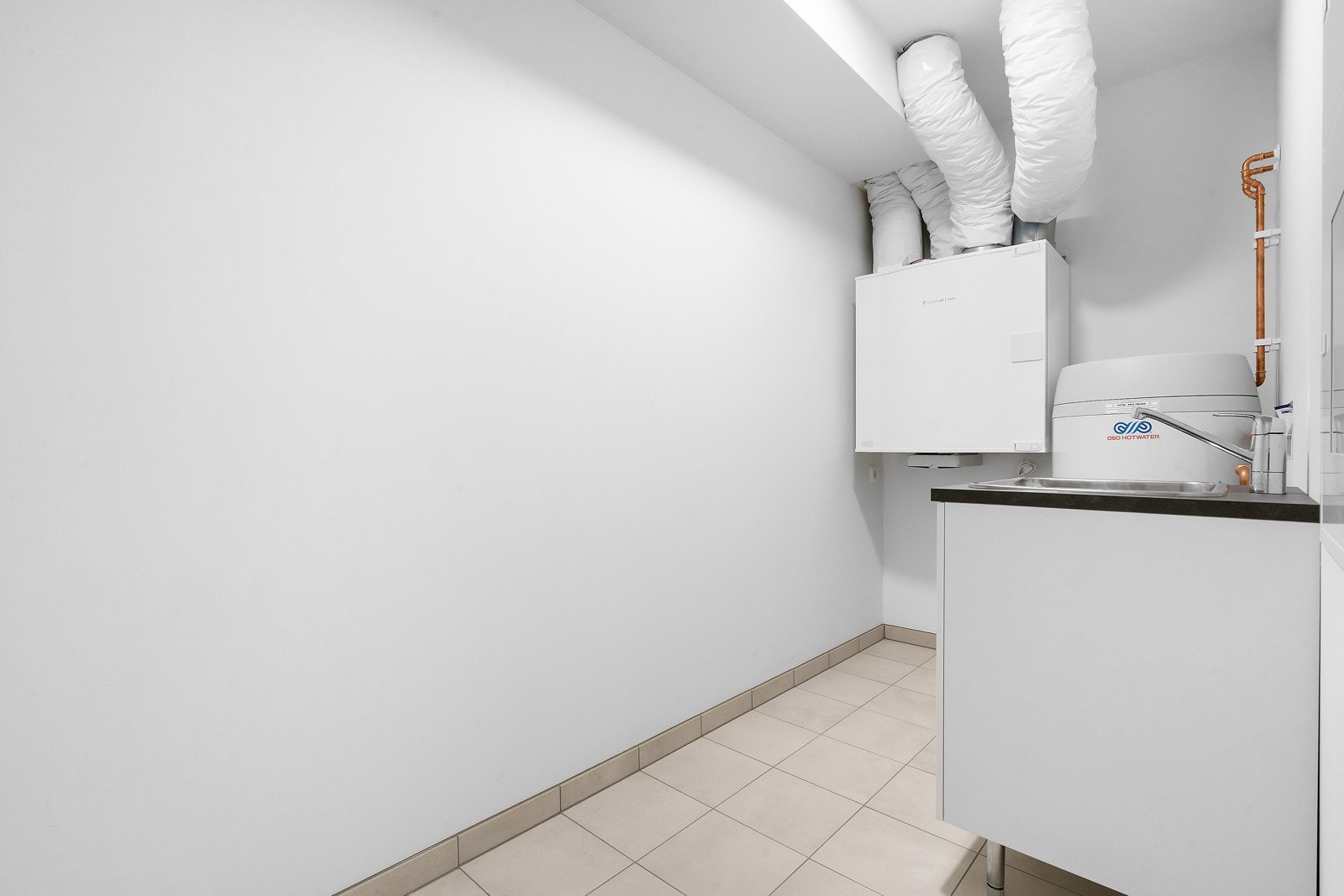 Vaskerom med kum og innredning samt balansert ventilasjonsaggregat Galleribilde