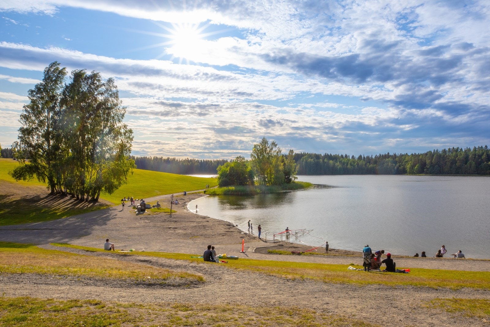 Fra leiligheten er det kort vei til flotte turområder, samt badeplass ved Nordbytjernet. Galleribilde
