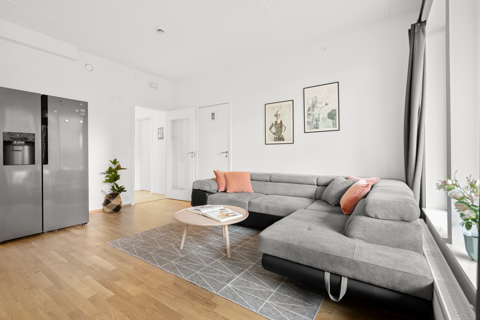 Romslig stuedel med god plass til sofa, sofabord, mediemøblement og spiseseksjon. Galleribilde