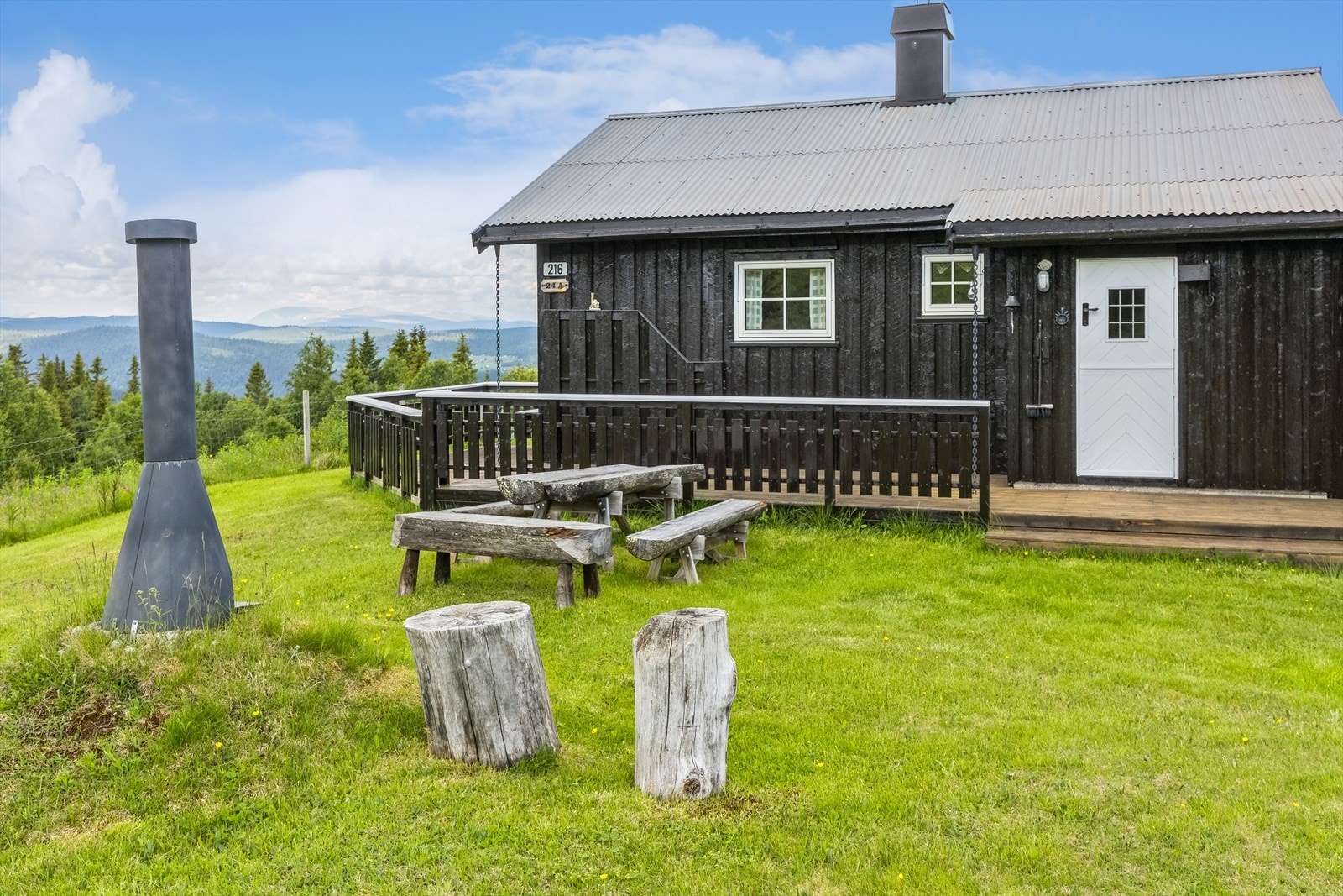 Trivelig uteplass utenfor hytte. Galleribilde