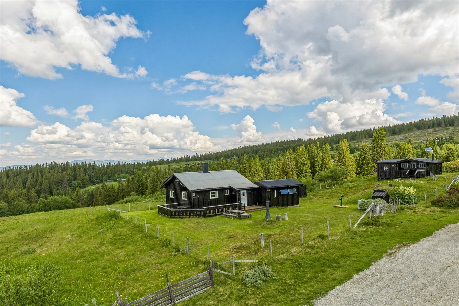 Bålsetervegen 216 har et trivelig tun og ligger pent til i terrenget . Galleribilde