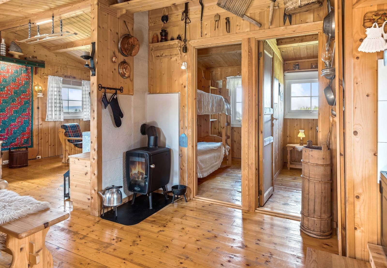Det er montert vedovn både på kjøkken og stue. Galleribilde