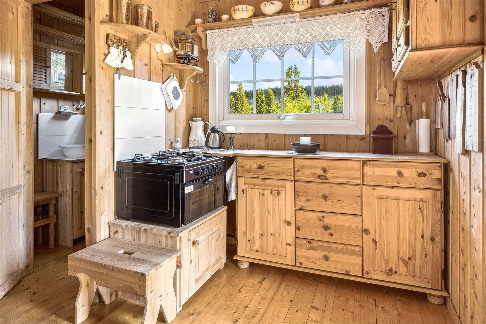 Kjøkken i hovedhytte. Galleribilde