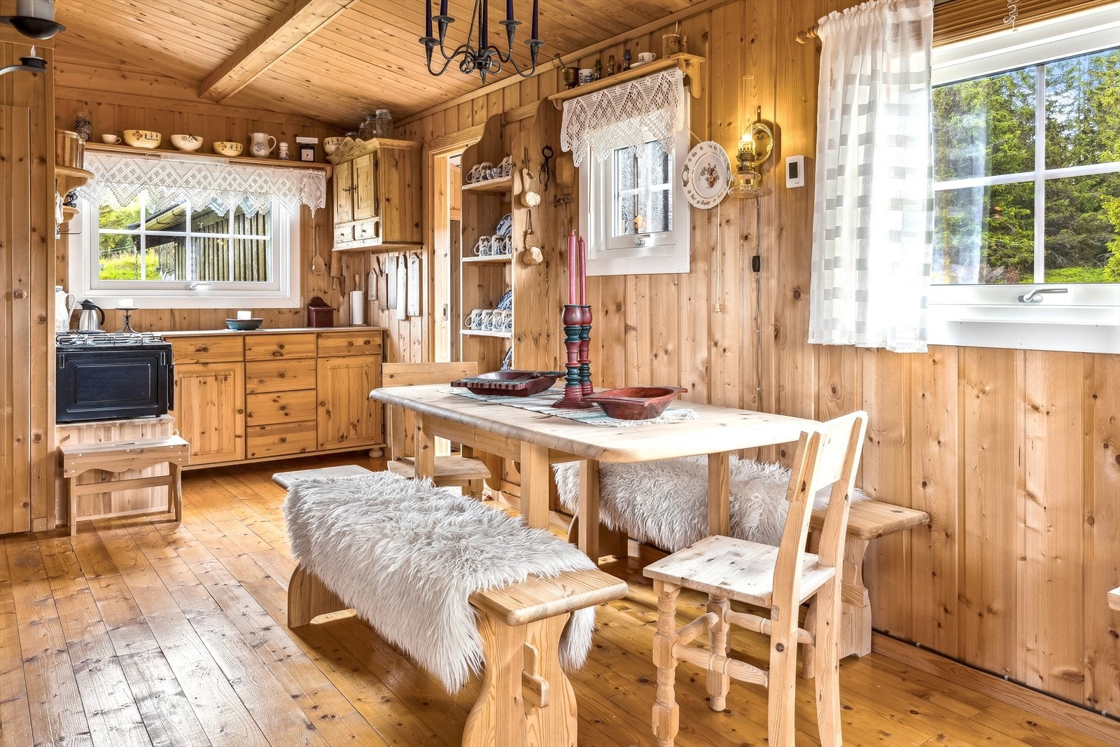 God plass til spisebord på kjøkken. Galleribilde