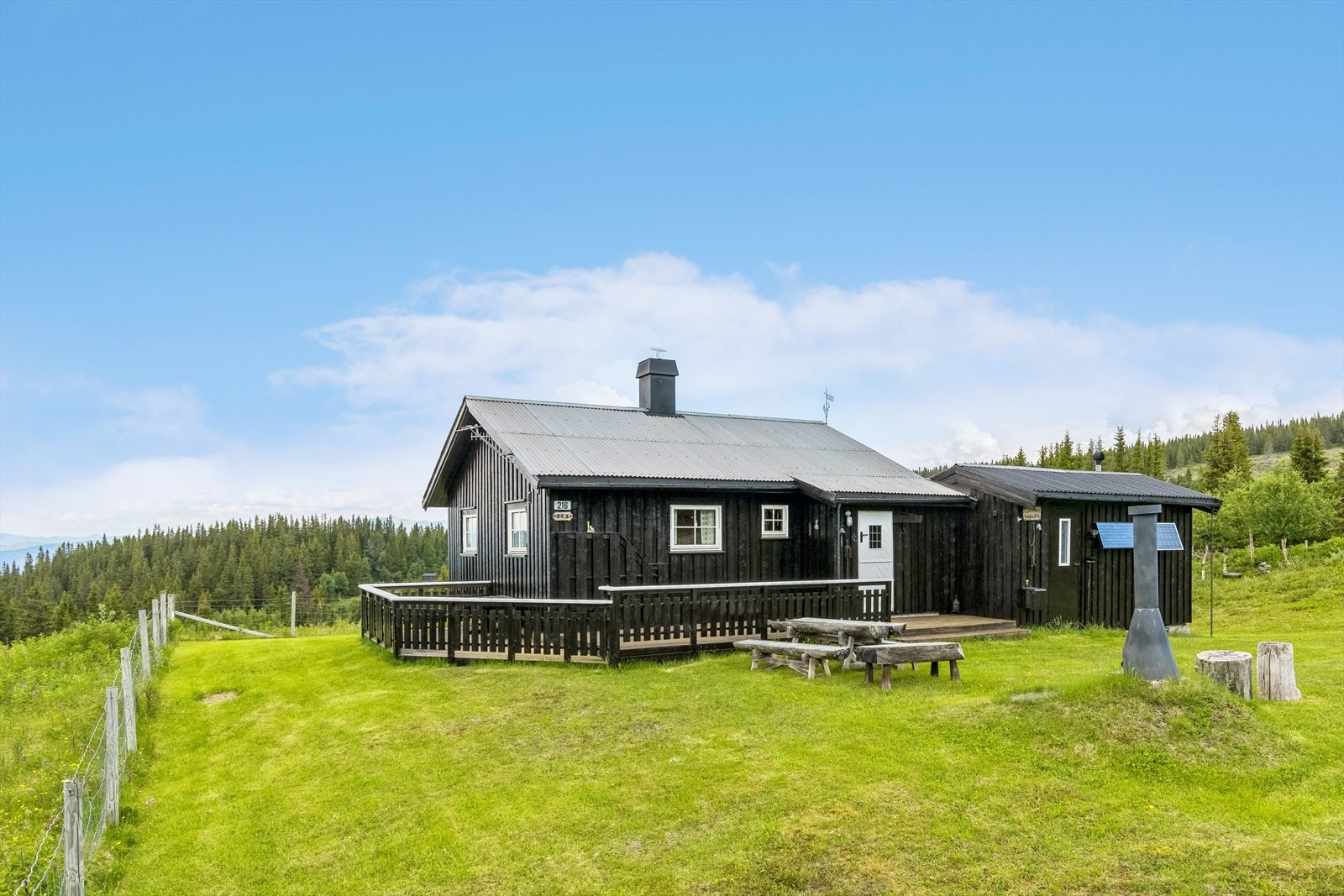 Eiendommen har fin utsikt og gode solforhold. Galleribilde