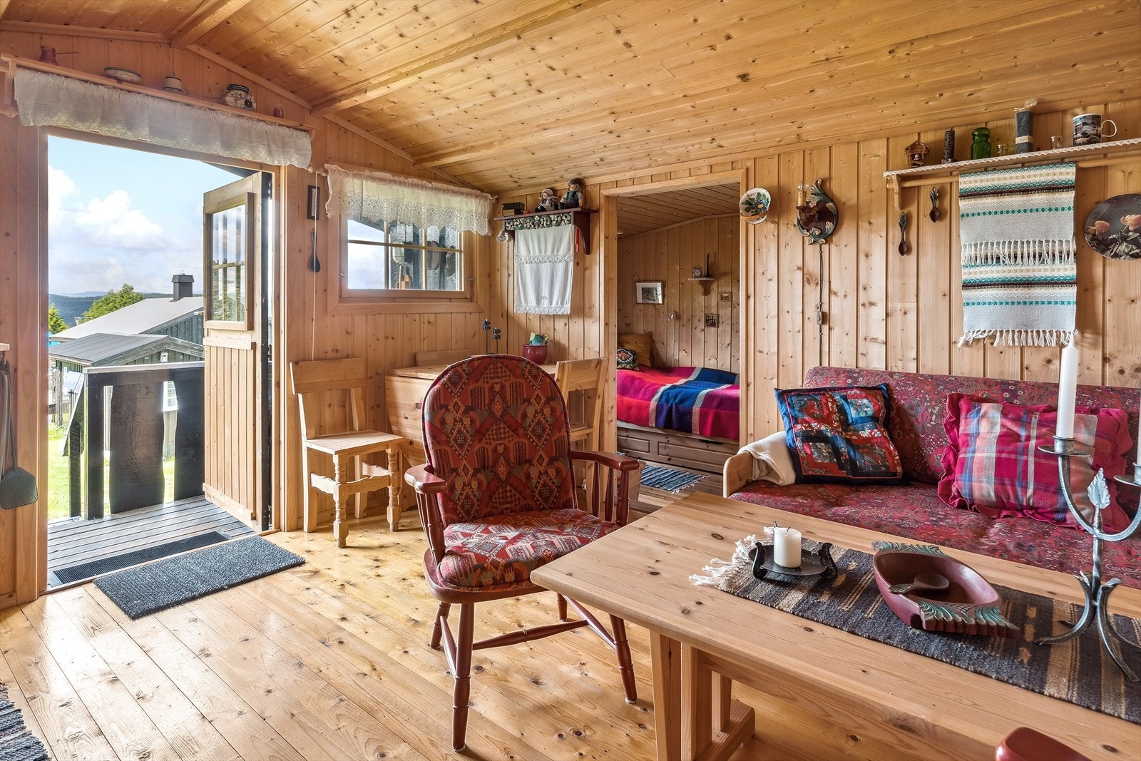 Anneks med stue/kjøkken, alkove, skåle og do-rom. Galleribilde