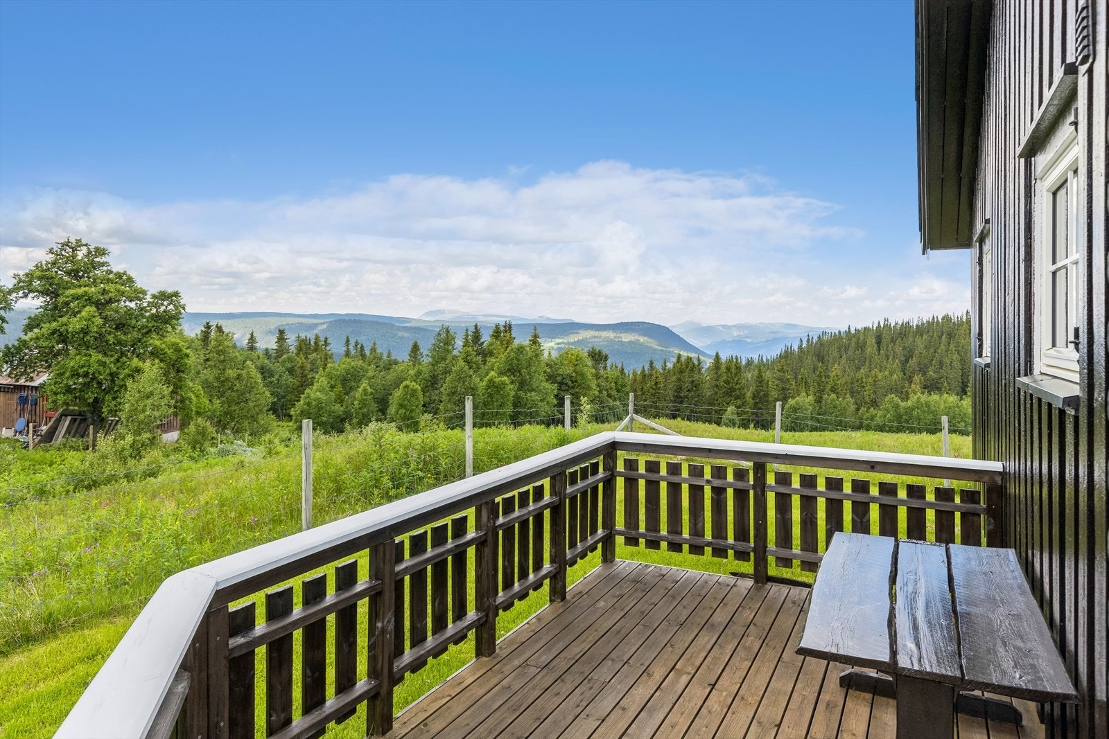 Fra terrassen kan man nyte roen og utsikten. Galleribilde