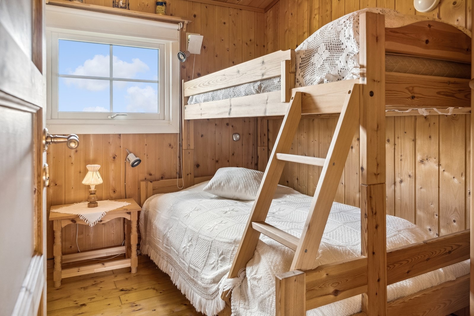 Soverom med familiekøye. Galleribilde